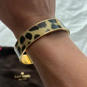 KATE SPADE Leopard Print Bangle Bracelet.


Barely used but in great condition.